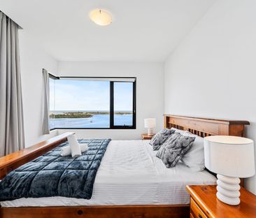 Gorgeous Oceanview 2 Bedrooms 2 Bathrooms 2 carparks in Labrador! - Photo 4