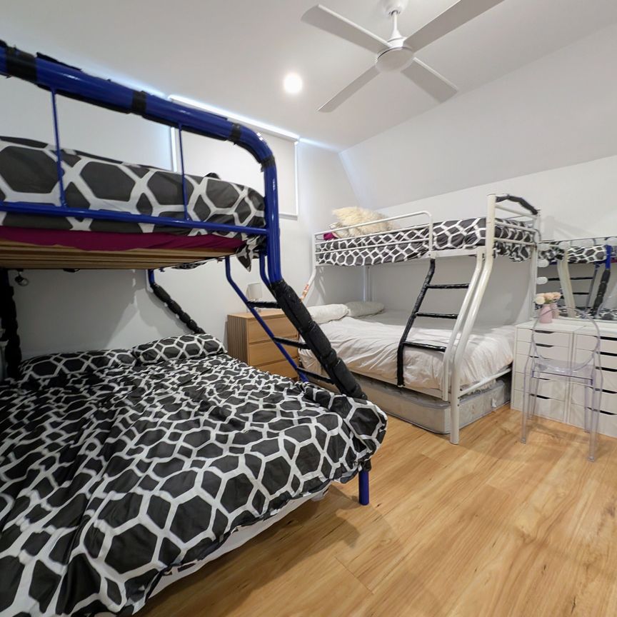 Fully Furnished Home, a short walk to Lake MacQuarie & Cams Wharf Tavern - Photo 1