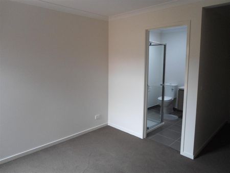 LOVELY 3 BEDROOM HOME - Photo 3