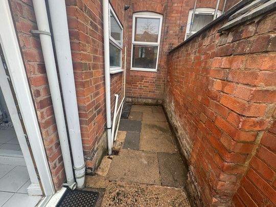 2 Bedroom Property in LE2 - Photo 1