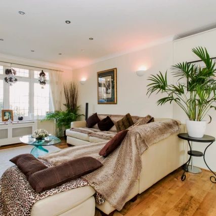 Spacious double bedroom located near Clayhall Park - Photo 1