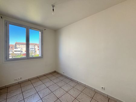 François Perrin, T5 de 79m² en parfait état, avec garage et cave privatif ! CHAUFFAGE-EAU CHAUDE COLLECTIF ! - Photo 3