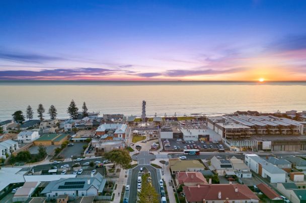 Fully Furnished - Spacious and Stylish Maisonette, Metres From Henley Square 6-12 month lease options. - Photo 1