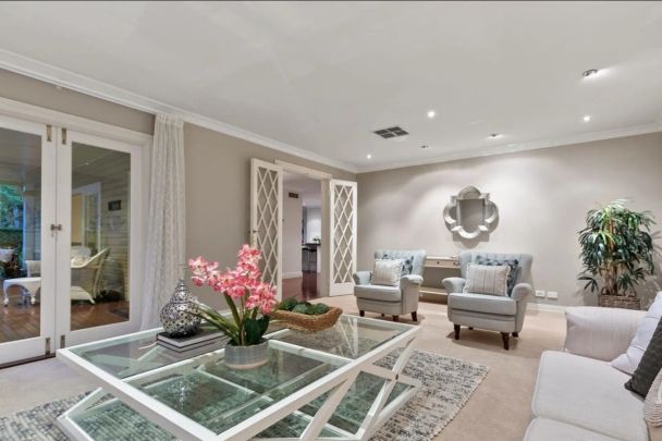 Exquisitely Renovated Queenslander Opposite Oriel Road Park - Photo 1