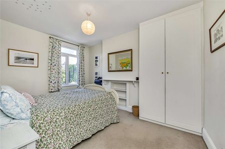 A beautiful five bedroom family home located in Southfields. - Photo 4