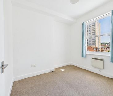 2 bedroom flat to rent - Photo 6