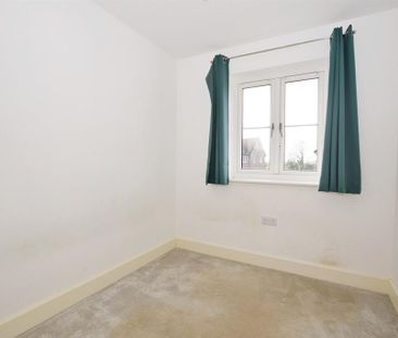 3 bedroom end of terrace house to rent - Photo 2