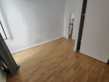 Location Appartement 3 pièces 73m² MARSEILLE 1er - Photo 3