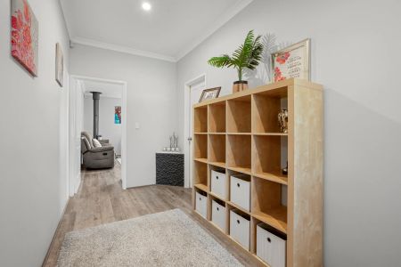 Spacious family home with pool. - Photo 5