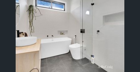 Four Bedroom Family Home in Coburg with Spa - Photo 5