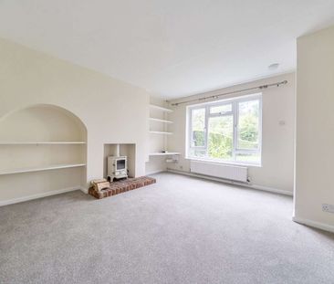 A beautifully presented semi-detached cottage, with a generous rear... - Photo 1