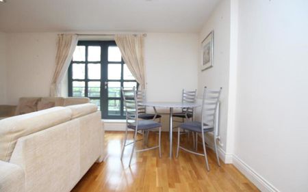 A spacious (73sqm) property, with allocated parking and two terraces. The property is within a short walk of the harbourside and the city centre. - Photo 4