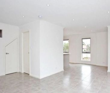 3 Bedroom Modern Townhouse for Rent! - Photo 2