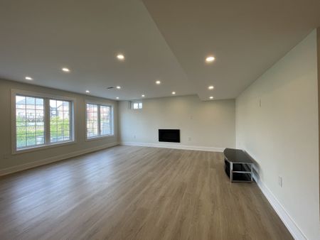 For Lease - 212 Scrivener Drive, Aurora, Ontario - Photo 5