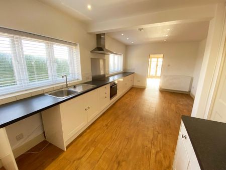 4 bedroom detached house to rent - Photo 4