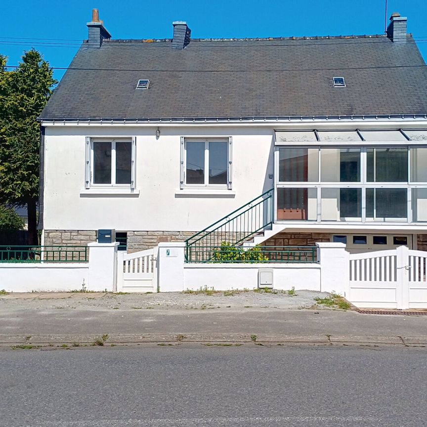 A Louer Maison rénovée avec jardin, dans un quartier recherché de Questembert 56230 - Photo 1