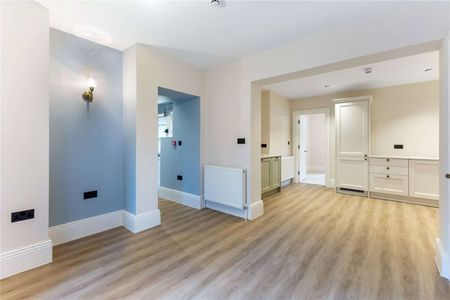 A stunning, newly renovated, apartment - Photo 3