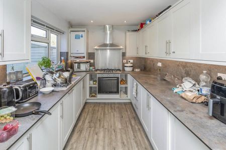 1 bedroom in a house share to rent - Photo 5