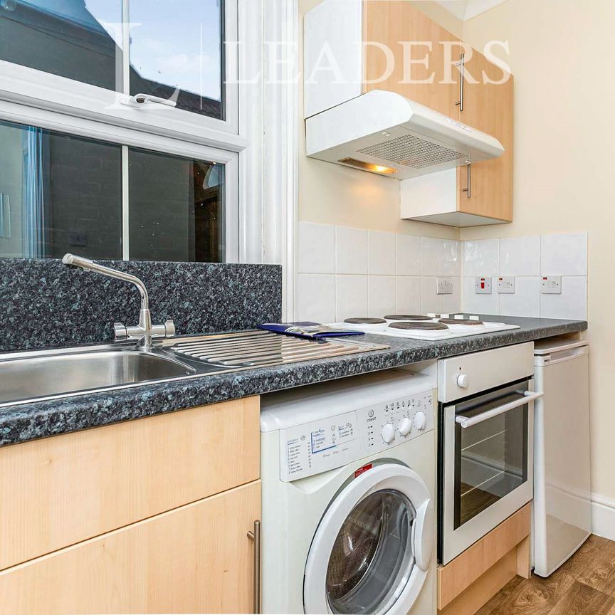 studio to rent Reigate Road, Reigate, RH2 - Photo 1