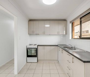 Neat & Tidy Home - Minutes from the CBD - Photo 3