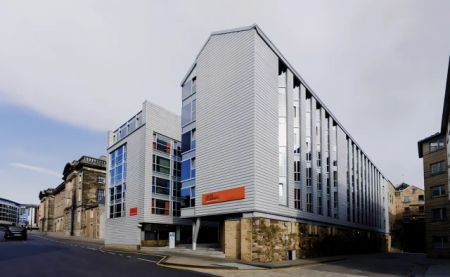 Large Ensuite: Three Bed Flat - Photo 4