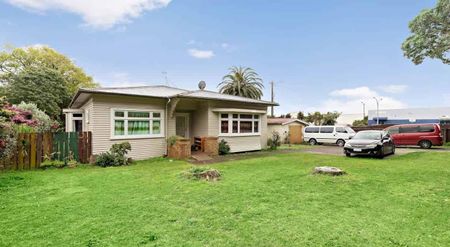 Large bungalow in the heart of Otahuhu! - Photo 5