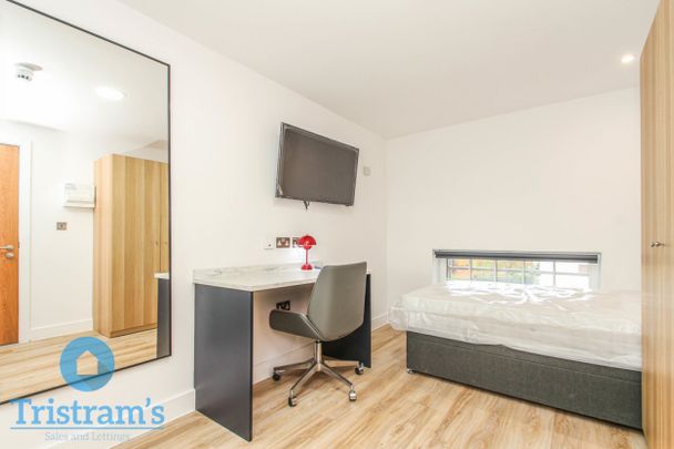 5 bed Apartment for Rent - Photo 1