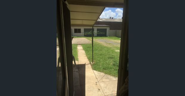 For Rent - One Bedroom Semi House with Parking - Photo 1