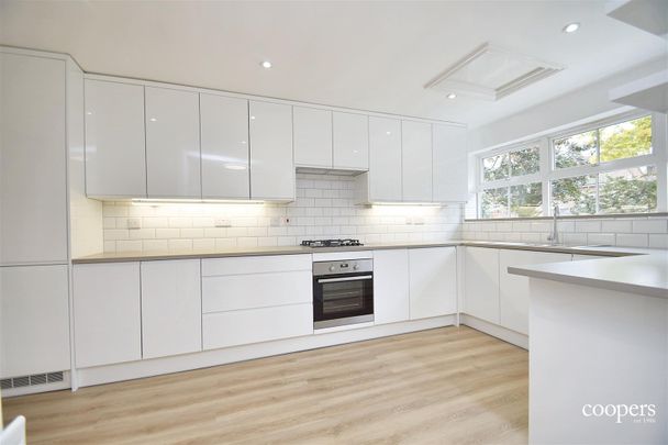 4 bedroom house - detached - Photo 1