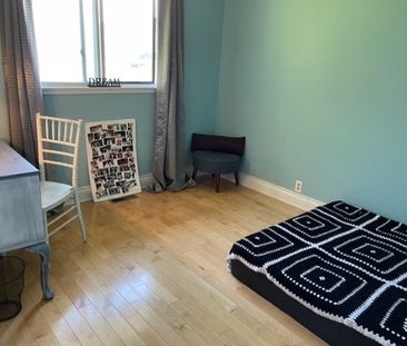 Beautiful Two Storey/3 Bedroom Plus Den Home in Heart of Semiahmoo ... - Photo 1