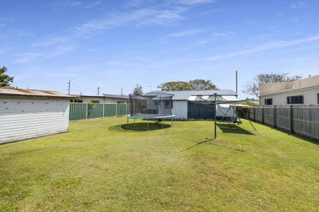 CLASSIC CHARM, SPACE & CONVENIENCE � A FAMILY HOME IN THE HEART OF BUNDABERG WEST - Photo 4
