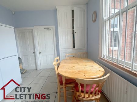 5 Bedroom End Terraced House - Photo 2