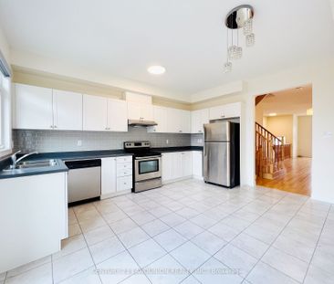 Townhouse For Lease | N8130634 - Photo 6