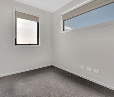 SPACIOUS, LIGHT & BRIGHT FAMILY HOME - Photo 2