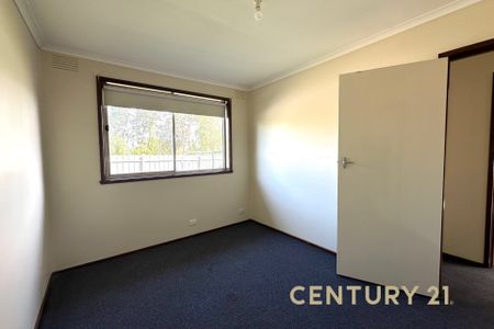 Neat, Bright & Convenient Living in Dandenong North - Photo 2