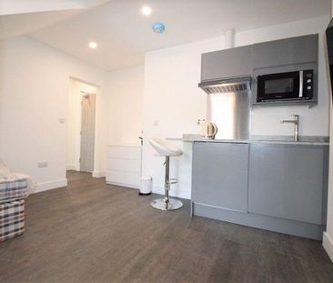 Studio to rent - Photo 2