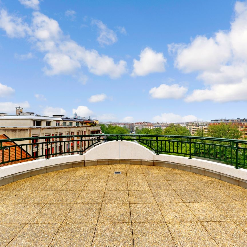 Profitez d'une vaste terrasse et d'un magnifique attique en duplex ! - Photo 1