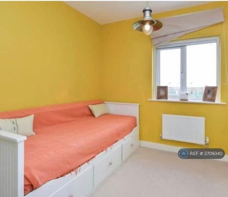 3 bedroom end of terrace house to rent - Photo 2