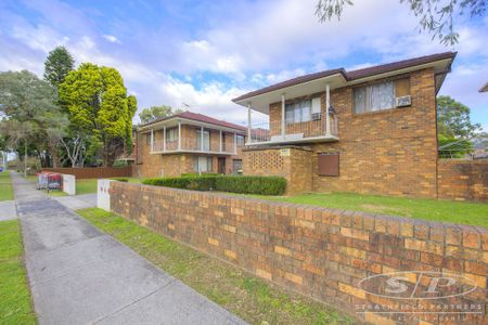 Townhouse with Spacious Interiors - Photo 5