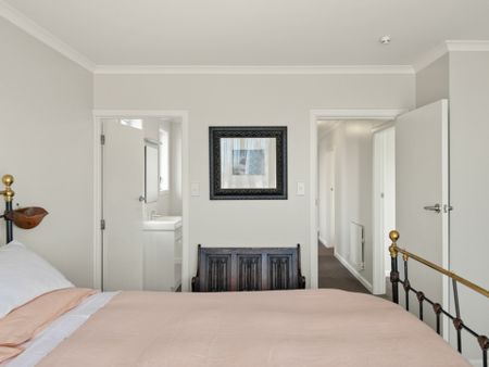 A home of elegance, ease and true tranqulity - Photo 2