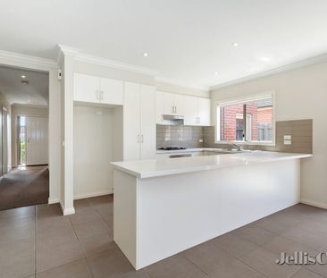 High-end townhouse within walking distance to Lake Wendouree - Photo 3