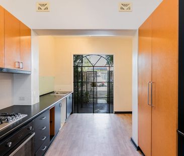 Large Character Apartment - Photo 4