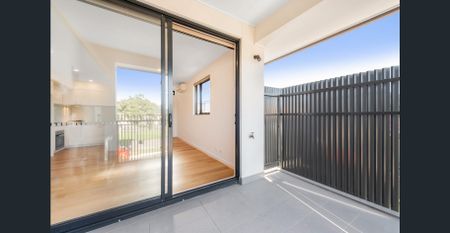 CONTEMPORARY TWO BEDROOM APARTMENT IN ST KILDA EAST! - Photo 2