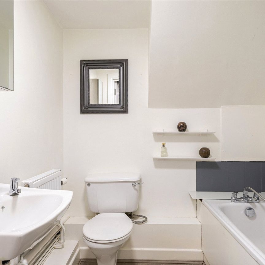 Hadyn Park Road, London, W12 flat to rent - Photo 1