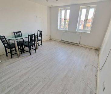 3 Bed Flat, Morden Road, SW19 - Photo 1