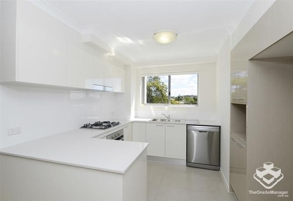 2 Bedrooms, 2 Bathrooms, New Carpets, Park Outlook, in this leafy pocket of Lutwyche. - Photo 1