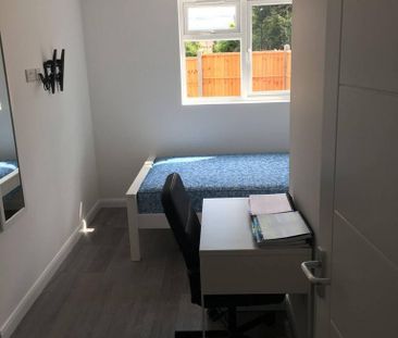 5 bedroom semi-detached house to rent - Photo 4