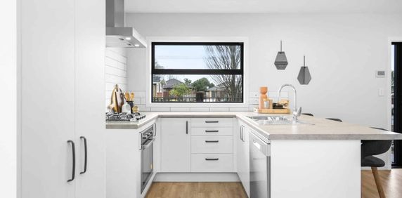 Great Location, Near New ! - Photo 2