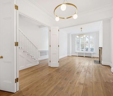 Bright and spacious four bedroom family home in Fulham, featuring a... - Photo 1