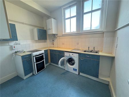 A conveniently located, city centre flat in the heart of Bath, just a short walk from the train and bus stations perfect for professionals seeking vibrant city living. - Photo 4